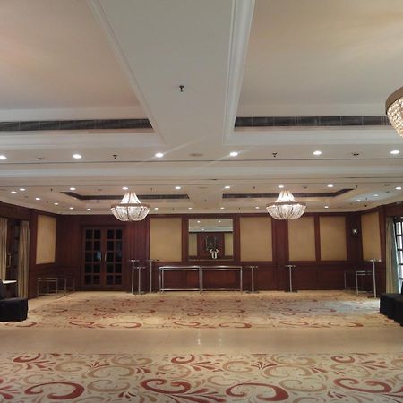 Radisson Hotel Varanasi Bagian luar foto