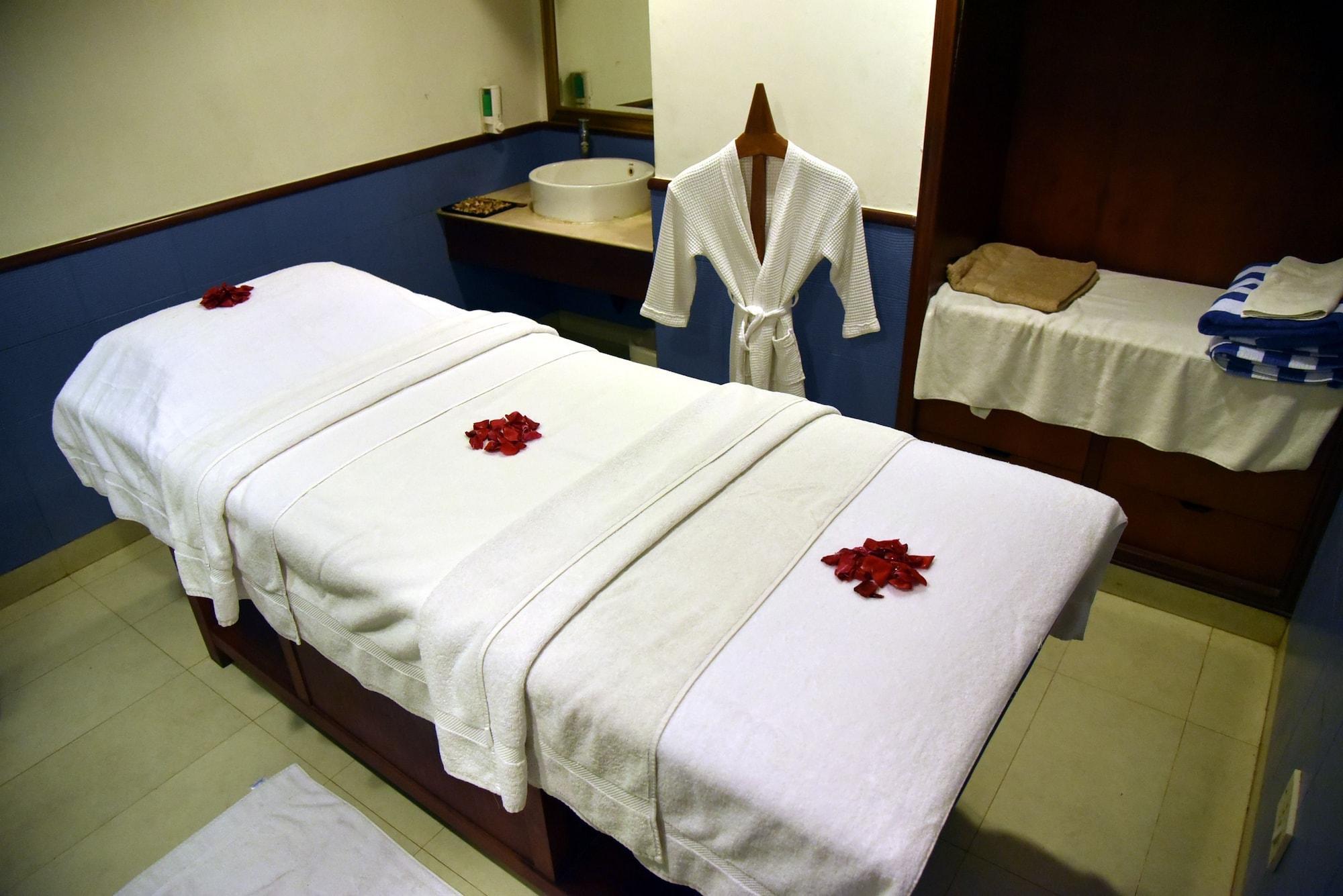 Radisson Hotel Varanasi Bagian luar foto
