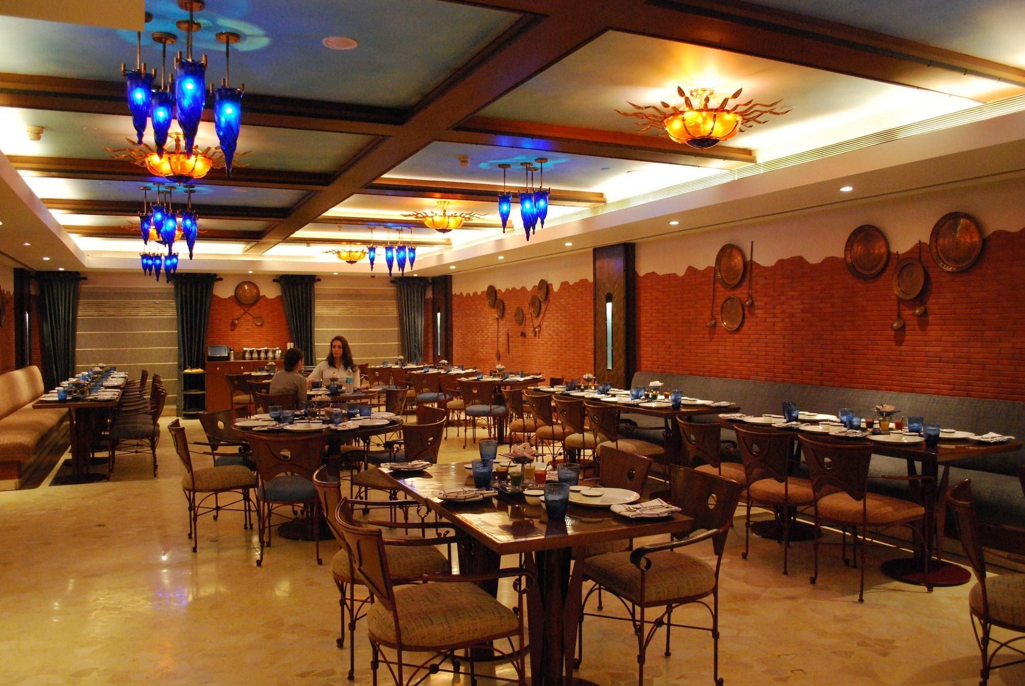 Radisson Hotel Varanasi Bagian luar foto