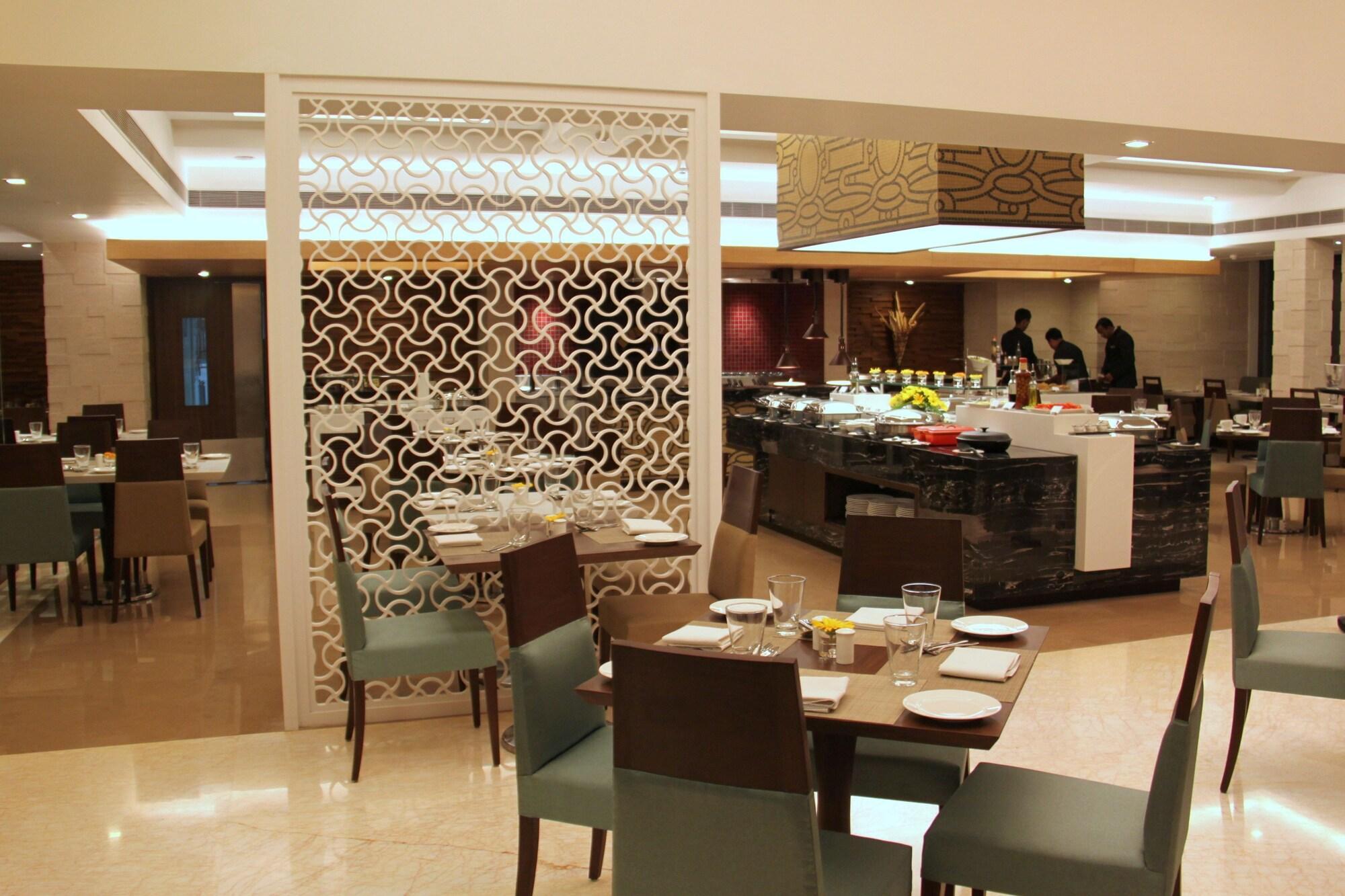 Radisson Hotel Varanasi Bagian luar foto