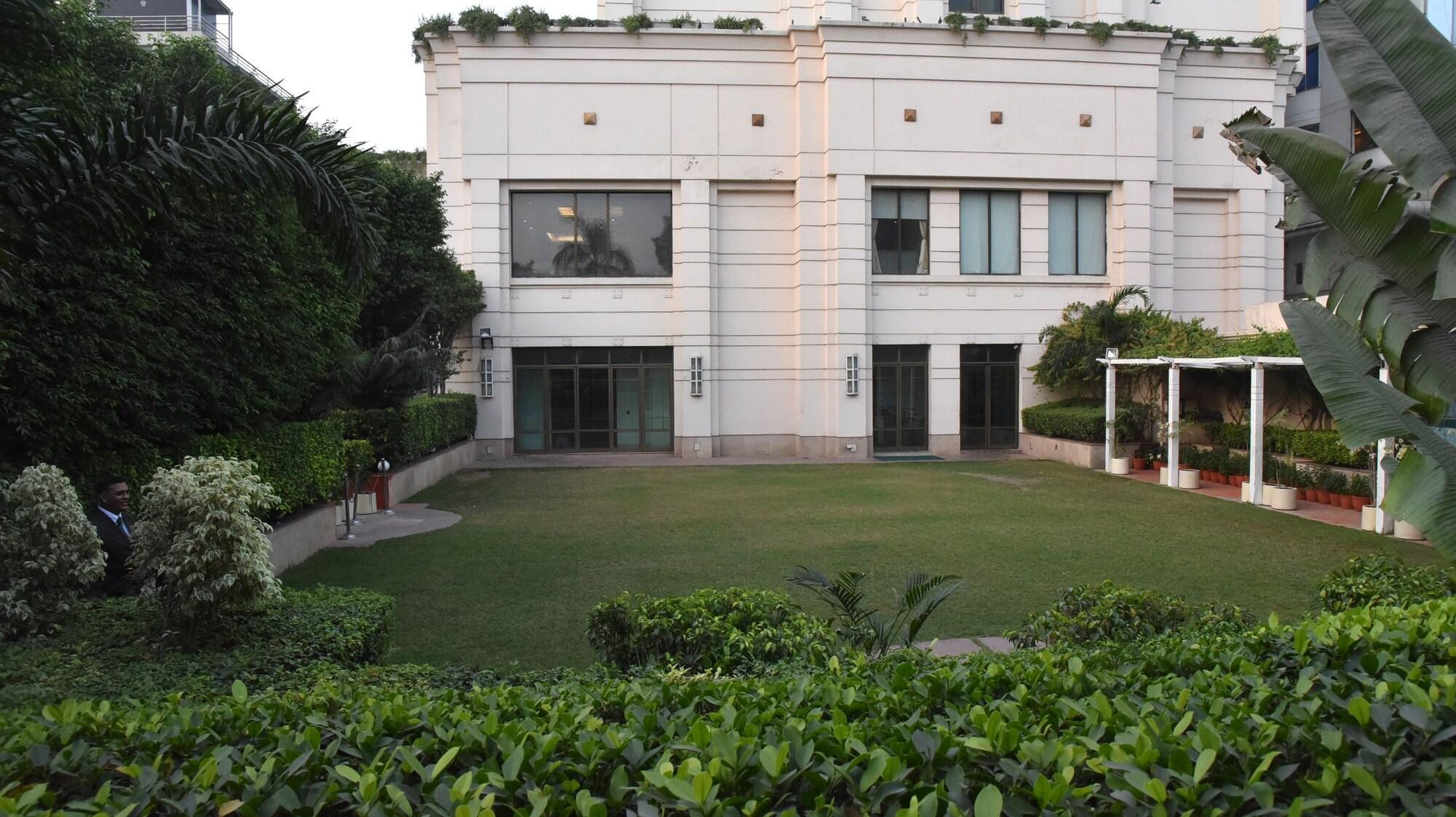 Radisson Hotel Varanasi Bagian luar foto