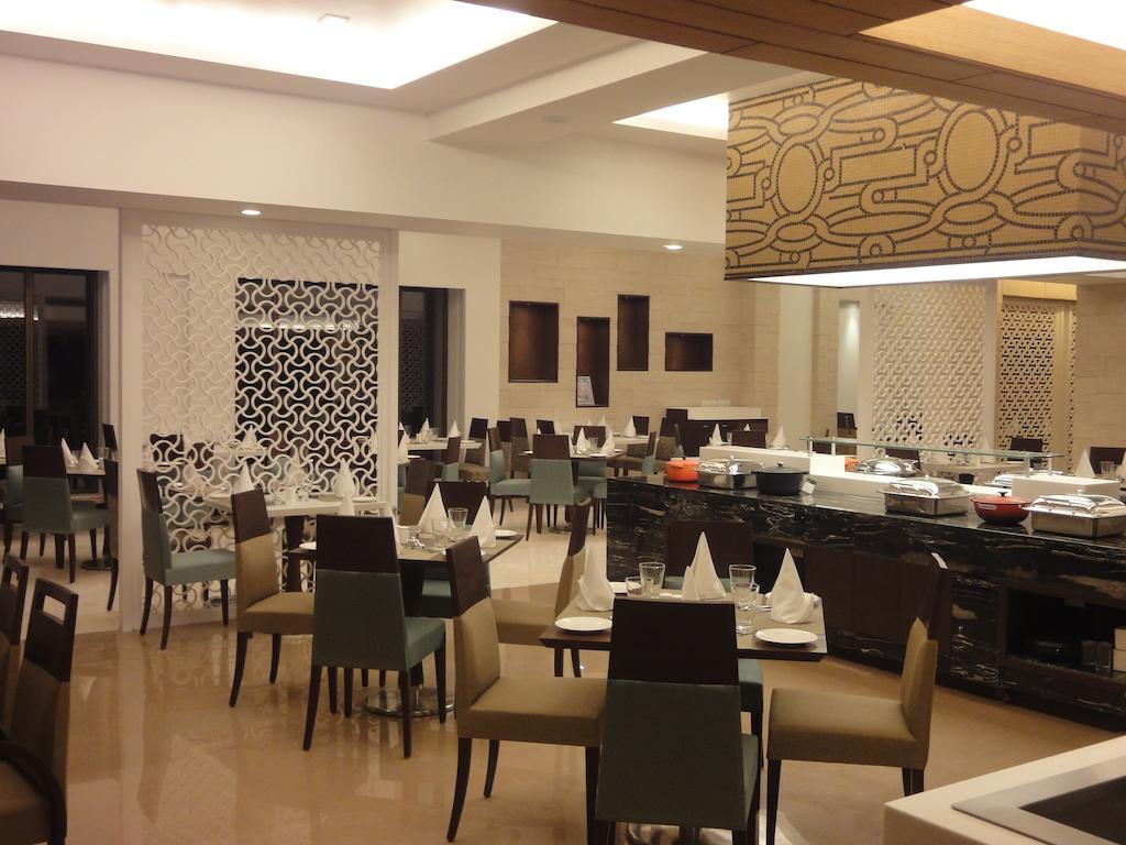Radisson Hotel Varanasi Bagian luar foto