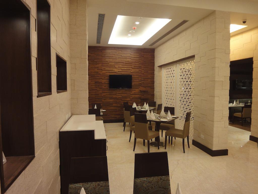 Radisson Hotel Varanasi Bagian luar foto