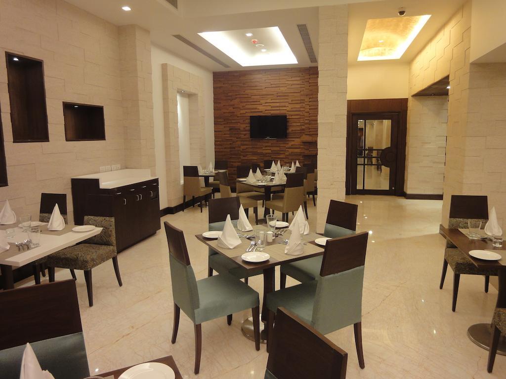 Radisson Hotel Varanasi Bagian luar foto