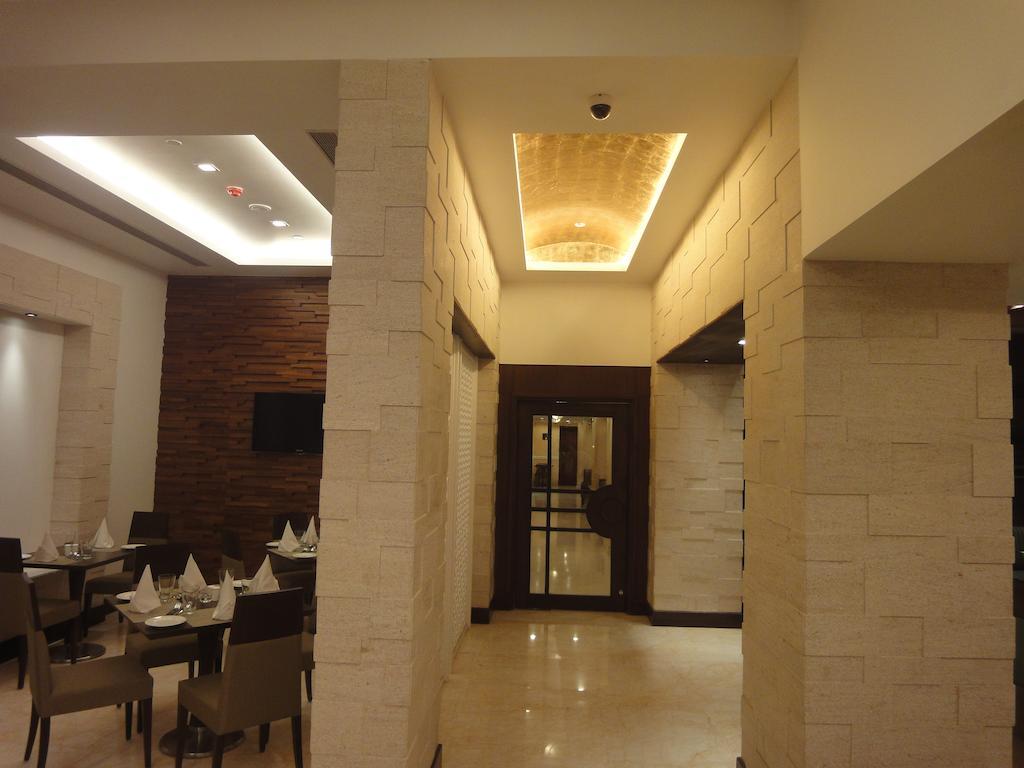 Radisson Hotel Varanasi Bagian luar foto