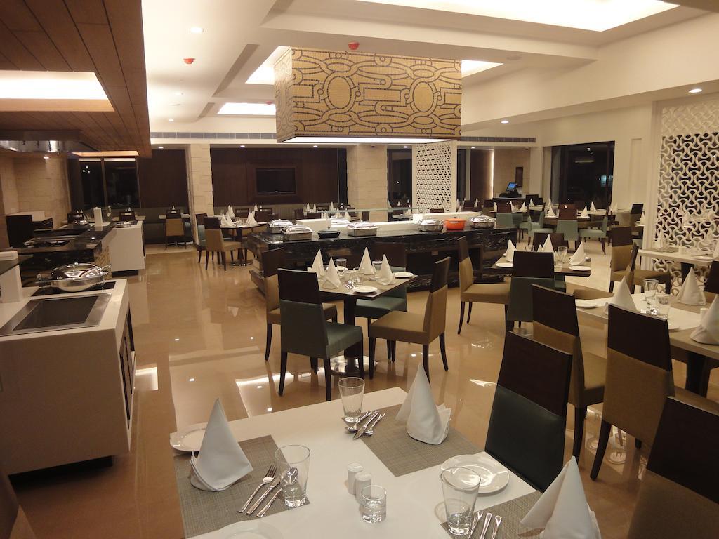 Radisson Hotel Varanasi Bagian luar foto