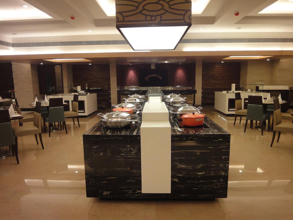 Radisson Hotel Varanasi Bagian luar foto