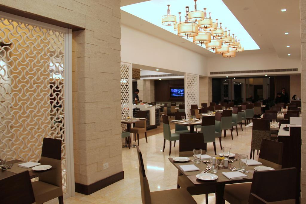 Radisson Hotel Varanasi Bagian luar foto