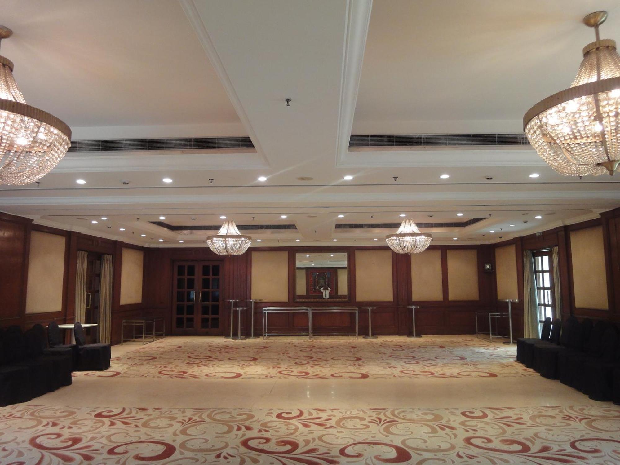 Radisson Hotel Varanasi Bagian luar foto